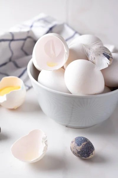Codorniz Ovos Galinha Uma Chapa Uma Mesa Branca — Fotografia de Stock