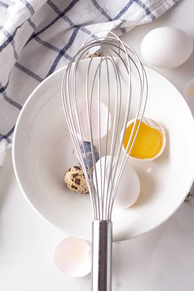 bir tabak ve bir whis kırık yumurta