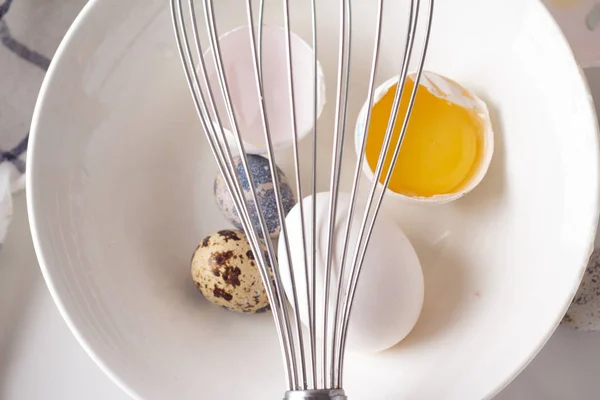 Zerbrochene Eier Einem Teller Und Schneebesen Closeu — Stockfoto