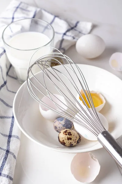 Ovos Quebrados Uma Chapa Leite Batedor Ingredientes Omelete — Fotografia de Stock