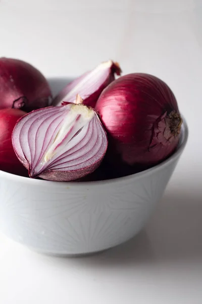 Oignons Rouges Dans Une Assiette Sur Fond Blanc — Photo