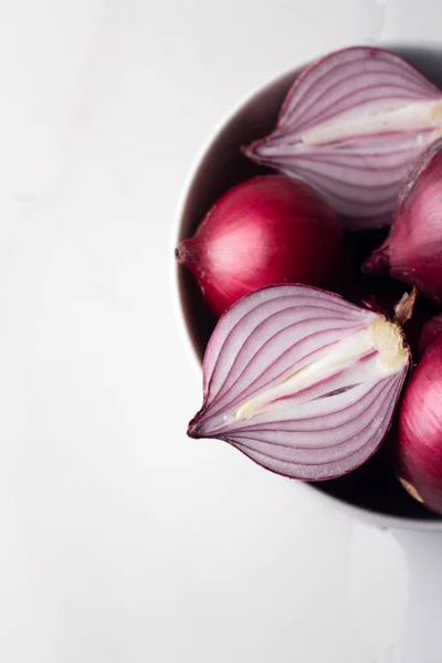 Oignons Rouges Dans Une Assiette Fermer Sur Fond Blanc Dessus — Photo