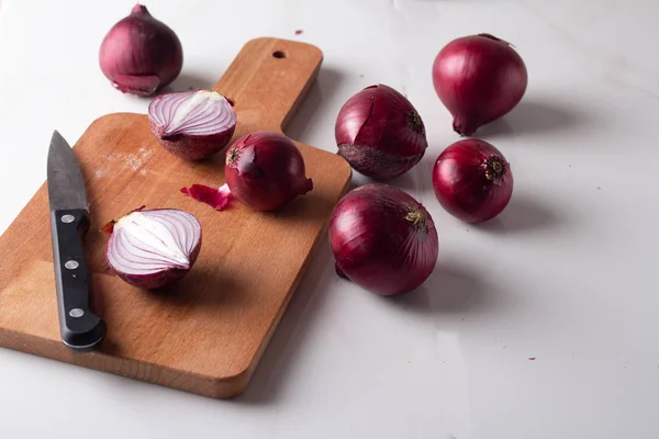 Oignons Rouges Sur Une Planche Découper Sur Fond Marbre Blanc — Photo