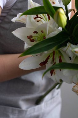 zambak yakın u bir buket tutan eller