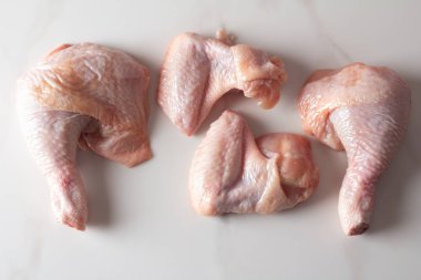 beyaz bir adam üzerinde çiğ tavuk parçaları