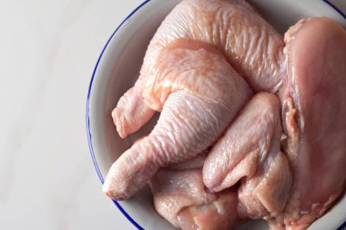 bir tabak kapat-u üzerinde çiğ tavuk parçaları