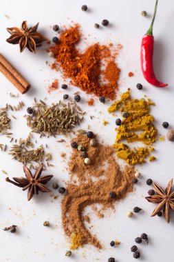 Beyaz adam üzerinde dağınık baharat
