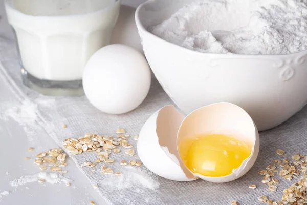Mehl Eier Und Haferflocken Milchnahaufnahme Auf Grauem Hintergrund — Stockfoto
