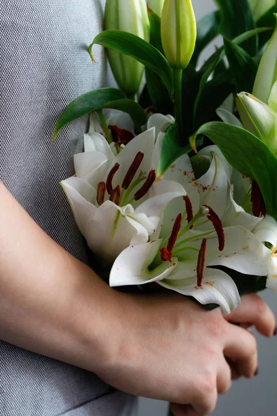 Frauenhände Halten Einen Strauß Weißer Lilie — Stockfoto