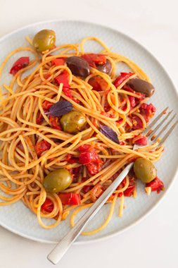 domatesli makarna ve zeytin yakından.