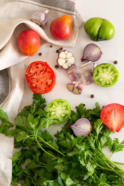 Beyaz arka planda domates sosu için sebze ve sebze.