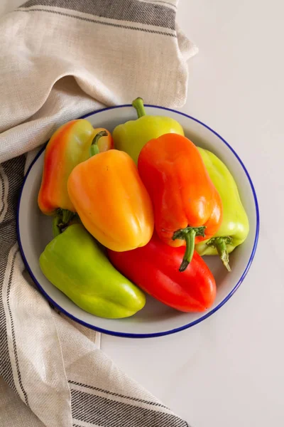 çok renkli biberler bir tabağın üstünde