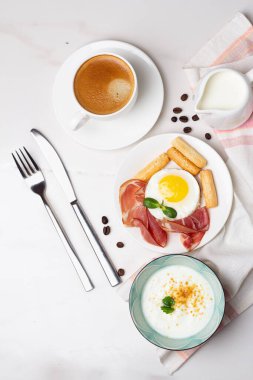 Kahve, meyve, avokado ve et içeren farklı kahvaltı yemekleri.