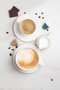 Tahta arka planda bir fincan kahve.