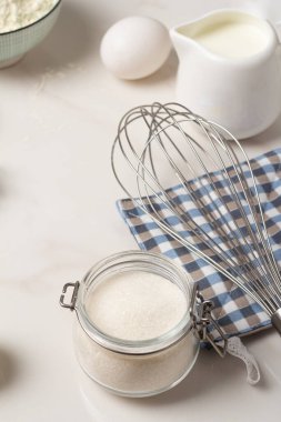 Beyaz arkaplanda malzemeler pişiriliyor