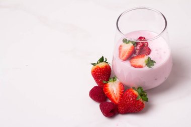 Beyaz arka planda camlı çilek