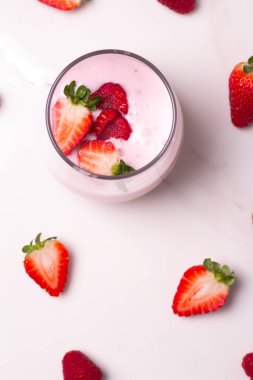 Bardakta yoğurt, taze ahududu ve beyaz çilek.