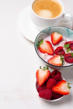 kahve, yulaf lapası ve böğürtlen ve metin için yer