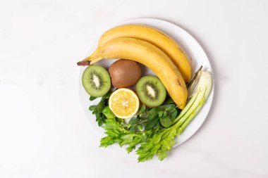 Bir tabakta meyve ve kereviz.