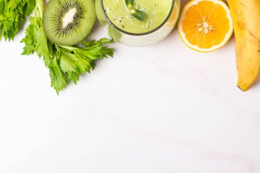 beyaz arkaplan üzerindeki smoothie malzemeleri ve metin için yer