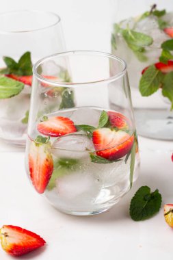 Böğürtlenli ve naneli içecek.