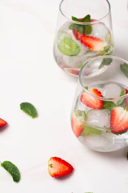 Beyaz bardakta çilek