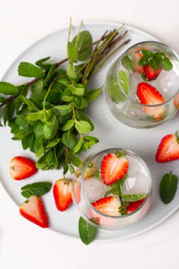 Nane kırmızısı çilekli ve buzlu içecek.