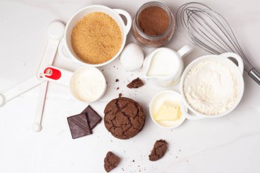 Beyaz arkaplanda fırın araçları ve ürünler