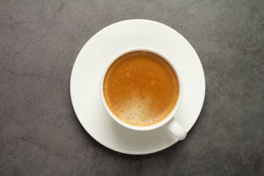 Siyah arka plan görünümlü sade kahve.