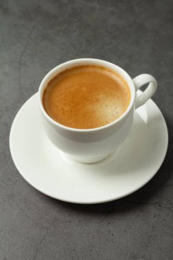 Siyah arka planda koyu kahve. Yakın plan.