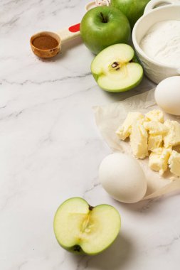 Taze elmalı turta ve metin için yer