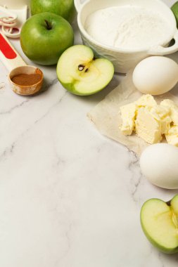 Beyaz arkaplanda elmalı turta için malzemeler