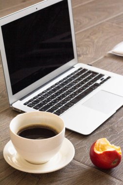 bilgisayar, sade kahve ve kırmızı elma