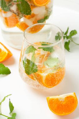 Su, portakal ve naneli bardak.