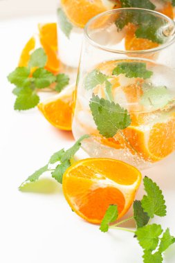 Portakallı ve naneli bir bardakta ferahlatıcı içecek.