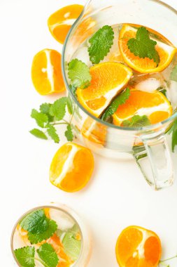 Portakallı ve naneli sürahi.