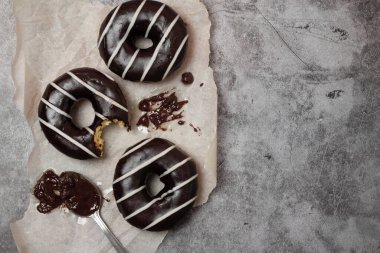 Çikolatalı çörekler yakın plan gri arka plan görünümlü.