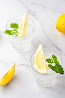 Buzlu ve limonlu cam kadehler.