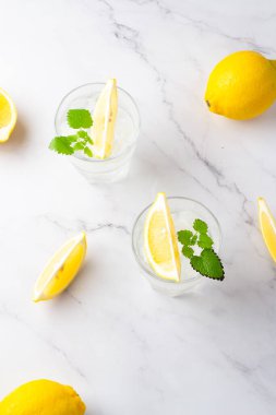 Buzlu limonlu ferahlatıcı içecek ve bardakta nane şekeri.