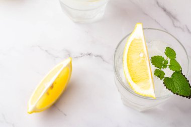 Buzlu limon ve gözlüklü içecek.