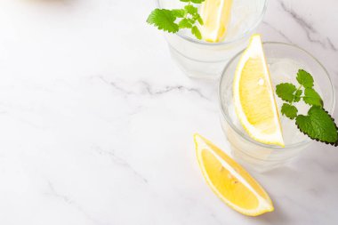 Beyaz arka planda buzlu limonlu ve gözlüklü içecek.