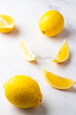 beyaz zemin üzerine taze limon