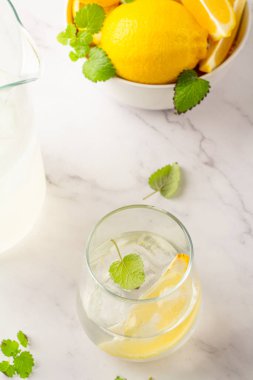 Buzlu, naneli ve limonlu içecek.