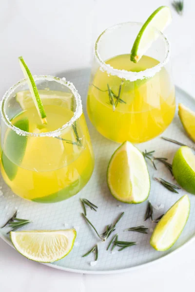 Cocktail Con Lime Sale Vassoio — Foto Stock