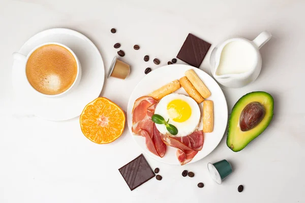 Diferentes Platos Desayuno Con Café Fruta Aguacate Carne Cerca — Foto de Stock