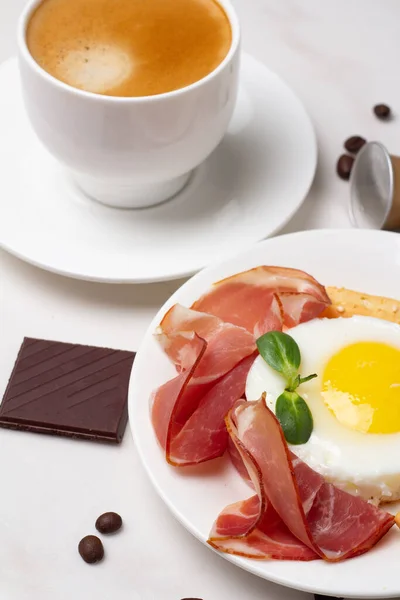 Diferentes Platos Desayuno Con Café Fruta Aguacate Carne Cerca — Foto de Stock