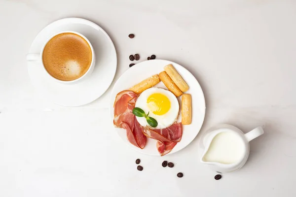 Diferentes Platos Desayuno Con Café Fruta Aguacate Carne Cerca — Foto de Stock