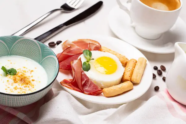 Diferentes Platos Desayuno Con Café Fruta Aguacate Carne Cerca — Foto de Stock