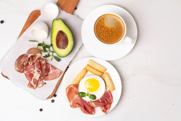 Différents Plats Petit Déjeuner Avec Café Fruits Avocat Viande Close — Photo