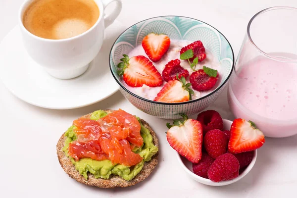 Kahvaltıda yulaf lapası, kahve, yoğurt ve tost.